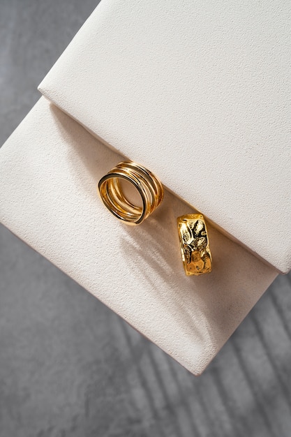 Kostenloses Foto ansicht des luxuriösen goldenen rings auf filzschmuck-display