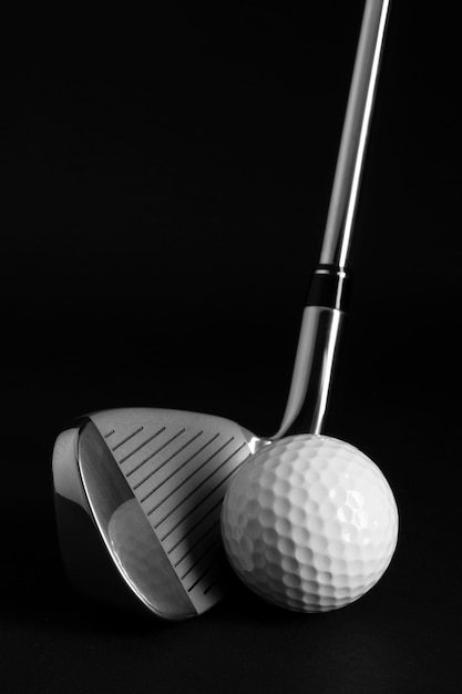 Ansicht des metallischen Golfschlägers mit Ball