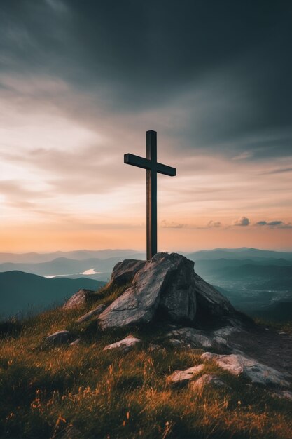 Ansicht des religiösen Kreuzes auf der Bergspitze mit Himmel und Wolken