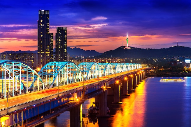 Ansicht des Stadtbildes der Innenstadt an der Dongjak-Brücke und am Seoul-Turm über dem Han-Fluss in Seoul, Südkorea