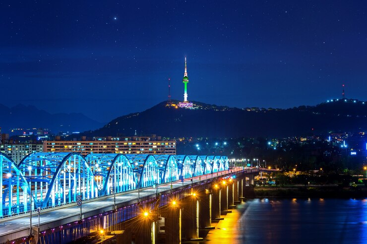 Kostenlose Foto ansicht des stadtbildes der innenstadt an der dongjak-brücke und am seoul-turm über dem han-fluss in seoul, südkorea