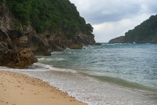 Ansicht des tropischen Strandes, der Meeresfelsen und des türkisfarbenen Ozeans, blauer Himmel. Atuh Strand, Insel Nusa Penida, Indonesien. Reisekonzept. Indonesien