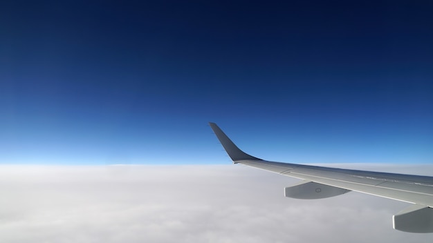Ansicht des Verkehrsflugzeugflügels vom Fenster