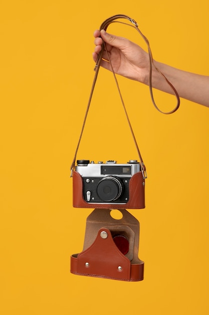 Kostenloses Foto ansicht einer person mit einer professionellen digitalkamera