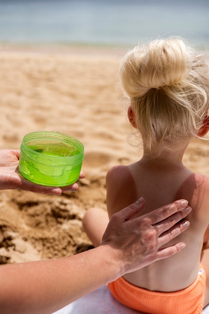 Ansicht eines jungen Mädchens mit Sonnenbrandhaut am Strand