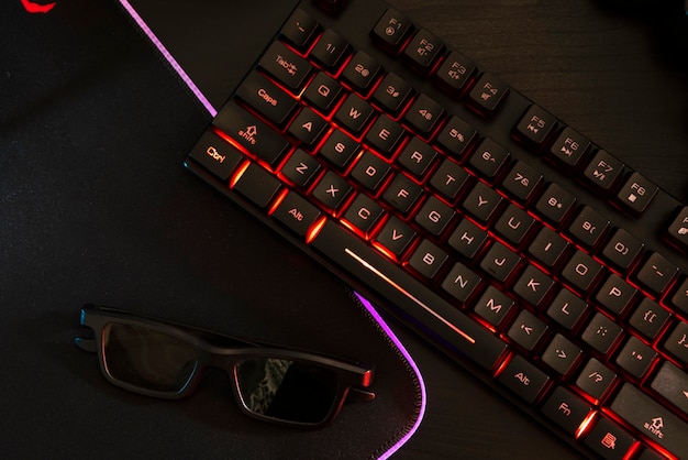 Ansicht eines neonbeleuchteten Gaming-Schreibtischs mit Tastatur