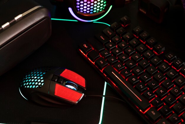 Ansicht eines neonbeleuchteten Gaming-Schreibtischs mit Tastatur