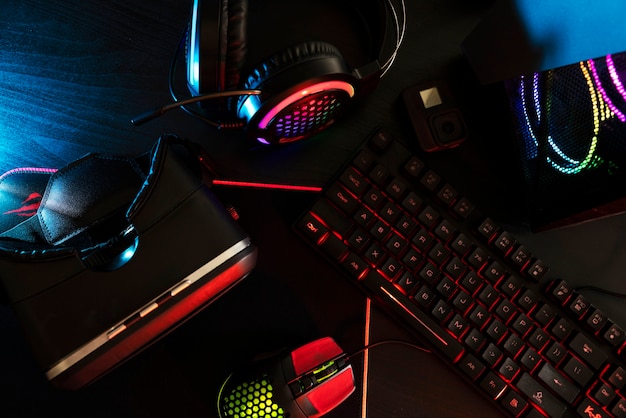 Ansicht eines neonbeleuchteten Gaming-Schreibtischs mit Tastatur