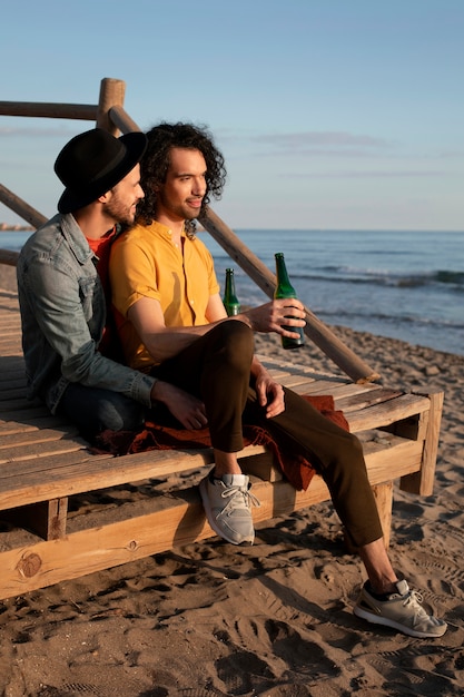 Ansicht eines schwulen Paares, das liebevoll ist und Zeit zusammen am Strand verbringt