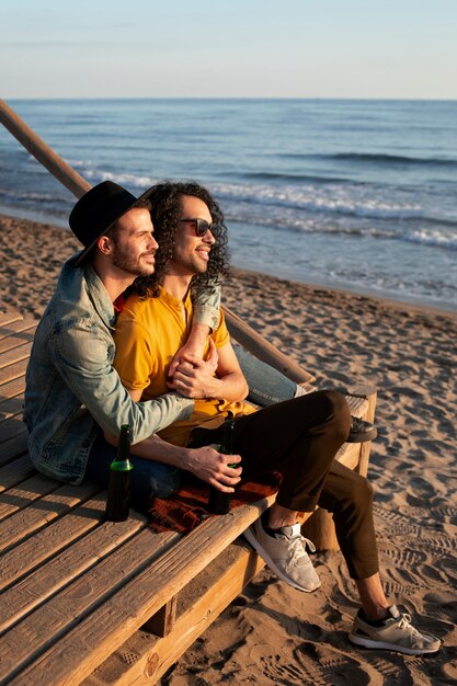 Ansicht eines schwulen Paares, das liebevoll ist und Zeit zusammen am Strand verbringt