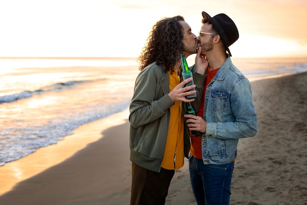 Ansicht eines schwulen Paares, das liebevoll ist und Zeit zusammen am Strand verbringt