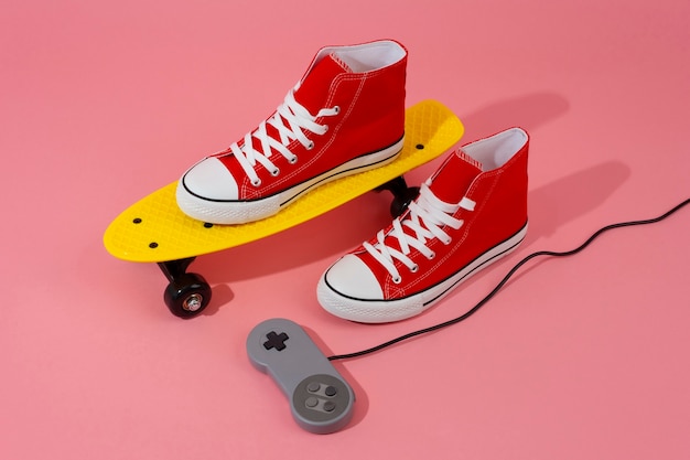 Kostenloses Foto ansicht eines skateboards mit retro-erinnerungsstücken
