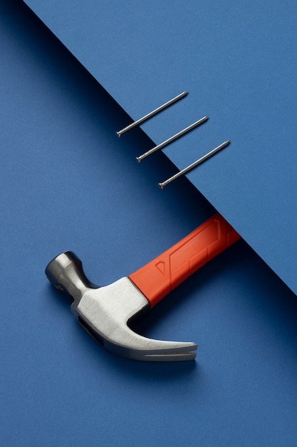 Kostenloses Foto ansicht eines stahlhammers für bauarbeiten mit nägeln