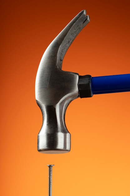 Ansicht eines Stahlhammers für Bauarbeiten mit Nägeln