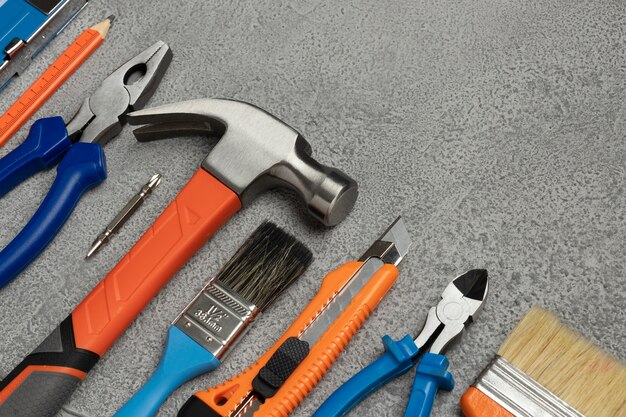 Ansicht eines Stahlhammers mit anderen Bauelementen und Werkzeugen