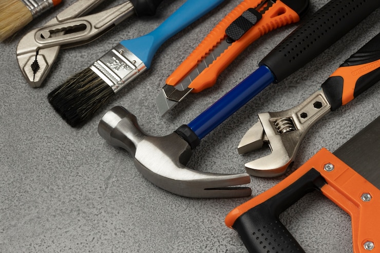 Kostenlose Foto ansicht eines stahlhammers mit anderen bauelementen und werkzeugen