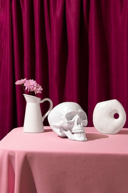 Kostenloses Foto ansicht eines weißen totenkopfes mit blumenvase