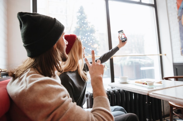 Ansicht von der Rückseite des Paares, das Selfie macht