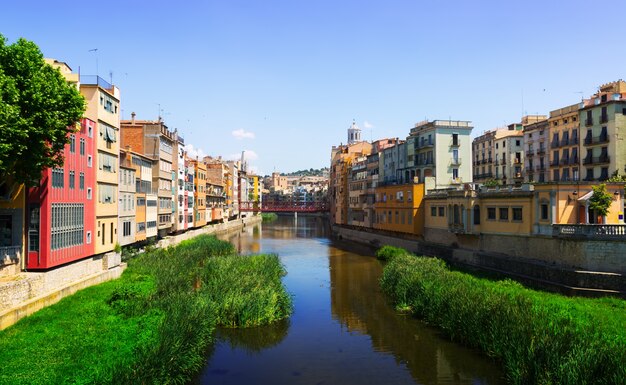 Ansicht von Fluss Onyar in Girona