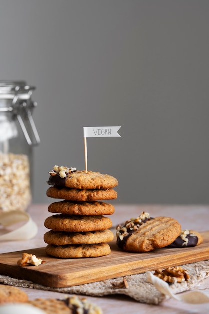 Kostenloses Foto ansicht von gebackenen keksen, die von einer veganen bäckerei hergestellt werden