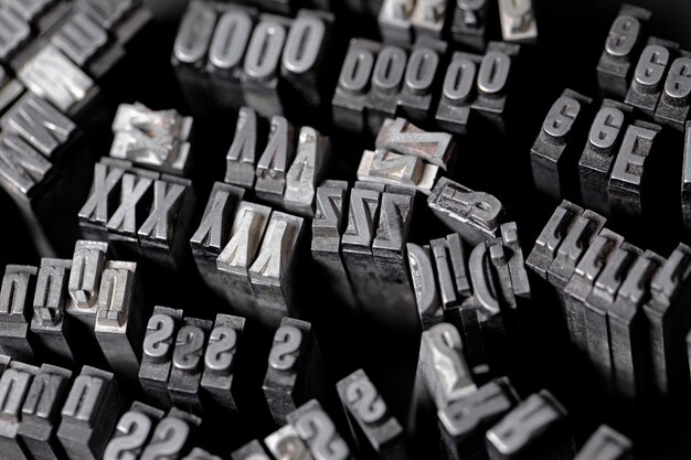 Ansicht von metallischen Setzbuchstaben
