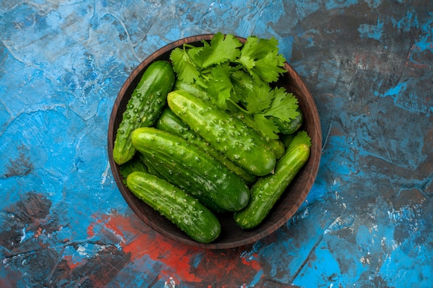 Ansicht von oben frische Gurken im Teller auf blauem Hintergrund Foto Farbe reife Salat Essen Mahlzeit