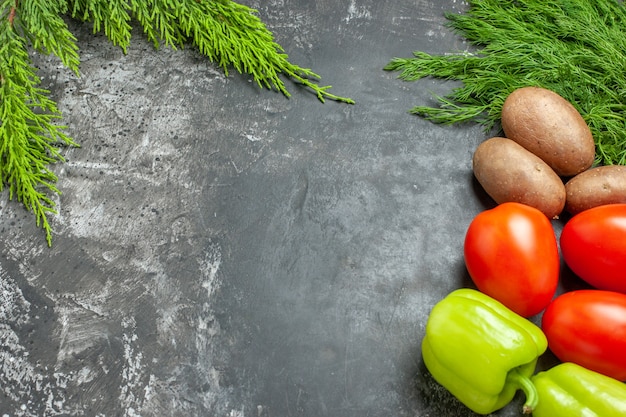 Kostenloses Foto ansicht von oben frisches gemüse kartoffeln tomaten grüns und paprika