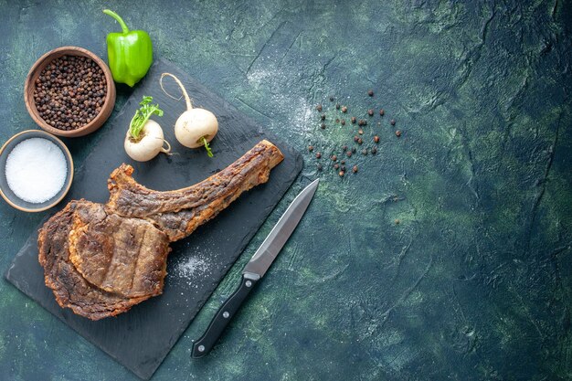 Ansicht von oben gebratene Fleischscheibe auf dunklem Hintergrund Fleisch Abendessen Essen Gericht Braten Farbe Tierrippe Kochen Grill Freiraum