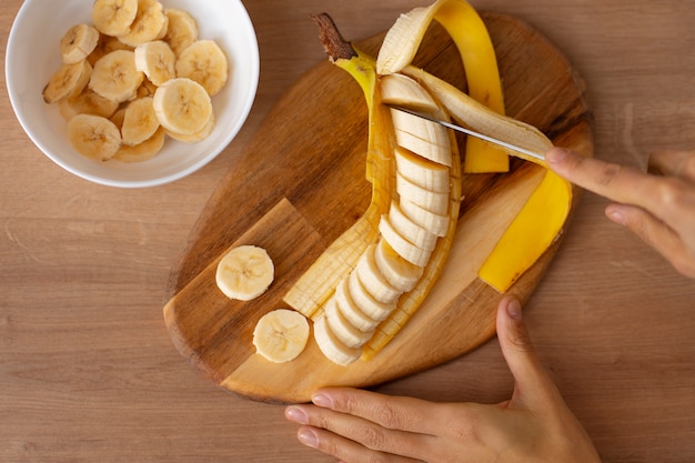 Ansicht von oben geschnittene Banane auf Holzbrett