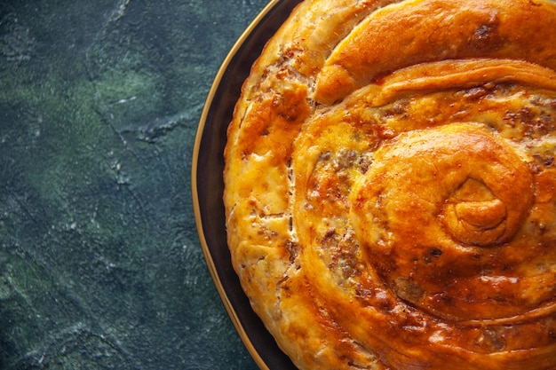 Ansicht von oben in der Nähe köstliche Fleischpastete in der Pfanne auf dunklem Hintergrund Gebäck backen Kuchenkuchen Keks Teig Farbe Lebensmittelofen