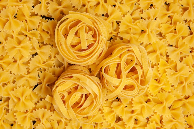 Ansicht von oben kleine rohe nudelteig essen mahlzeit farbe mahlzeit italienische pasta viele