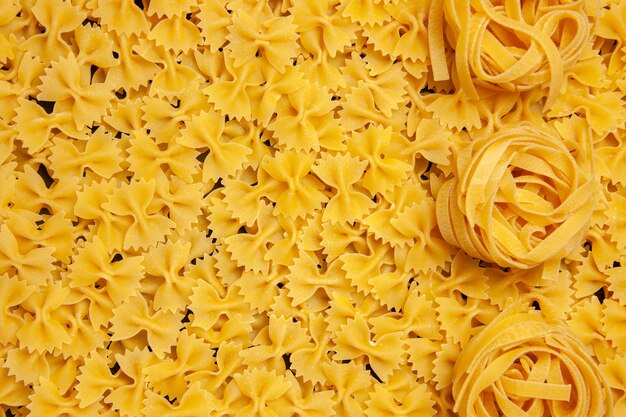 Ansicht von oben kleine rohe Nudelteig Lebensmittelfarbe Mahlzeit Foto italienische Pasta viele