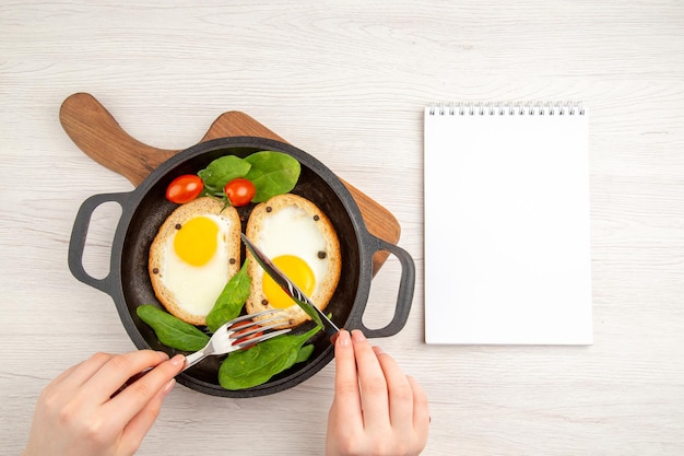 Ansicht von oben leckere Ei-Toasts, die von Frauen auf weißem Hintergrund gegessen werden, Salatteller, Brot, Farbe, Mahlzeit, Tee, Mittagessen, Frühstück