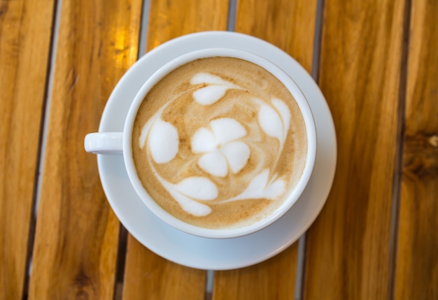 Ansicht von oben Tasse Kaffee mit Blumenform