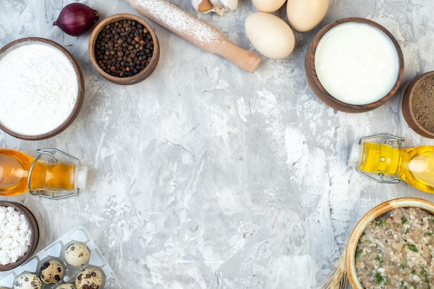 Ansicht von oben verschiedene Zutaten Mehl Milch Gewürze und Eier auf weißem Hintergrund Kuchenfarbe Essen backen Kuchen Teig Salat