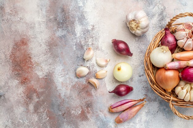 Ansicht von oben verschiedene Zutaten Zwiebeln und Knoblauch im Korb