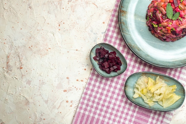 Ansicht von oben Vinaigrette-Salat auf ovalem Teller