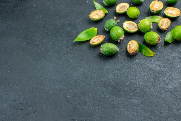 Ansicht von unten frische Feijoas auf dunklem Oberflächenfreiraum