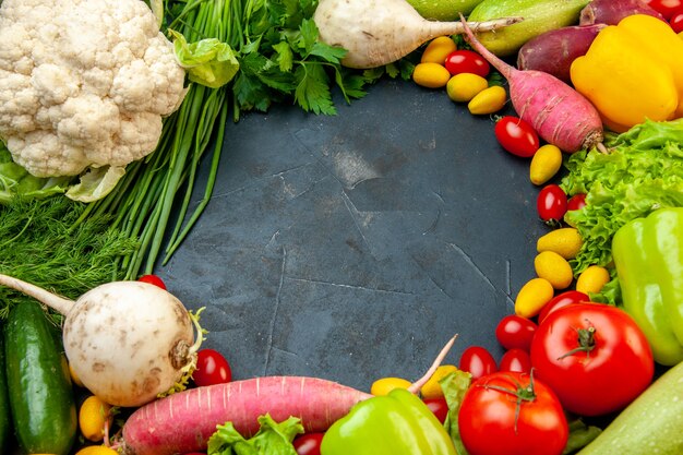 Ansicht von unten frisches Gemüse Kirschtomaten Cumcuat Blumenkohl Rettich Frühlingszwiebel Petersilie Gurken Paprika Freiraum