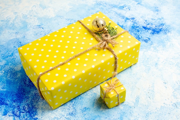 Kostenloses Foto ansicht von unten gelbes geschenk auf blauem tisch