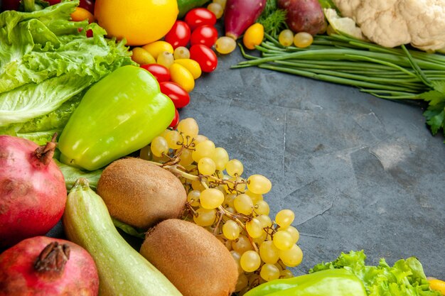 Ansicht von unten Gemüse und Obst Salat Zucchini Paprika Trauben Frühlingszwiebel Quitte Kiwi Granatapfel Freiraum