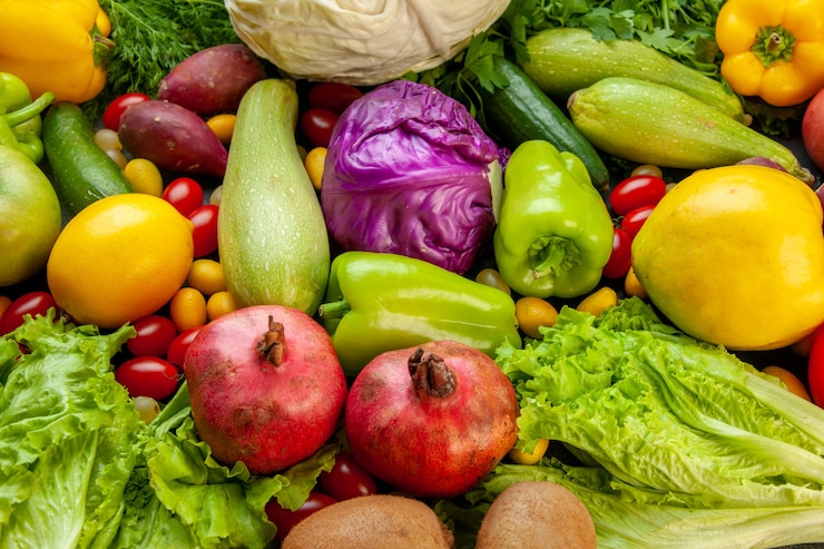 Kostenlose Foto ansicht von unten gemüse und obst zucchini paprika quitte kirschtomaten cumcuat kohl zitrone granatäpfel kiwisalat