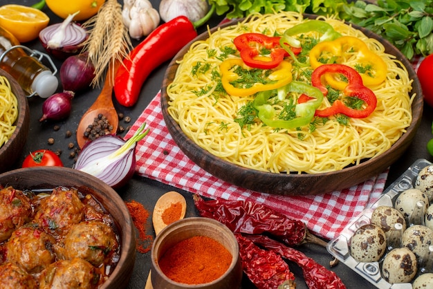 Ansicht von unten leckere Spaghetti mit Pfeffer in Schüssel Fleischbällchen Schüssel Wachteleier auf dem Tisch