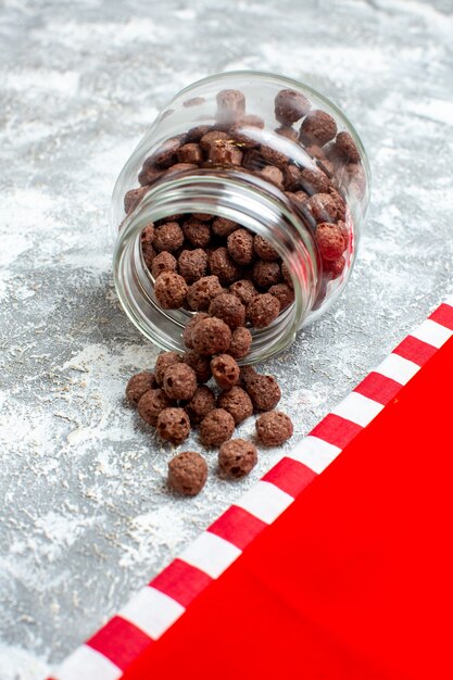 Ansicht von unten Müsli im Glas rote Weihnachtsmütze auf grauem Hintergrund