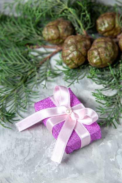 Ansicht von unten pine tree branches kleines geschenk auf grauem hintergrund