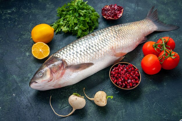 Ansicht von unten roher Fisch Tomaten Rettich Petersilie Granatapfel in kleine Schüssel Zitrone auf dem Tisch