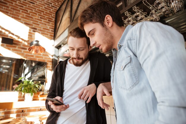 Ansicht von unten von Freunden mit Telefon