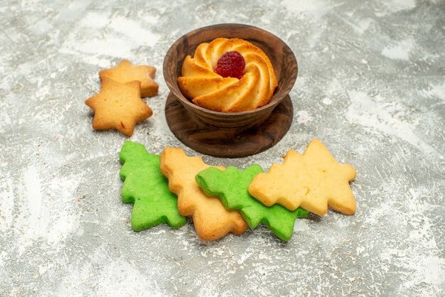 Ansicht von unten Weihnachtsbaum Cookies Keks in Schüssel auf grauer Oberfläche