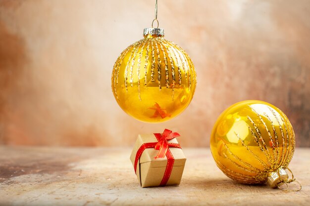 Ansicht von unten Weihnachtsgeschenke in braunem Papierband Weihnachtsbaum Spielzeug auf Zeitung im Dunkeln