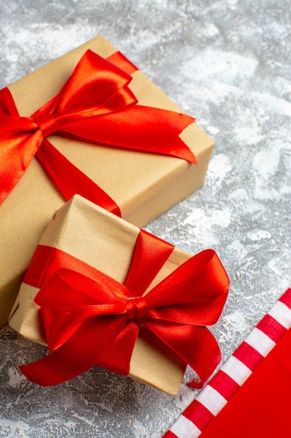 Ansicht von unten Weihnachtsgeschenke mit rotem Band auf grauem Hintergrund